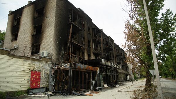 Сгоревшие дома на улице недалеко от завода Азот в Северодонецке