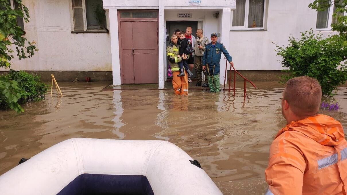 Сотрудники МЧС эвакуируют людей из подтопленных в результате ливней домов в Симферопольском районе Республики Крым - РИА Новости, 1920, 27.06.2022