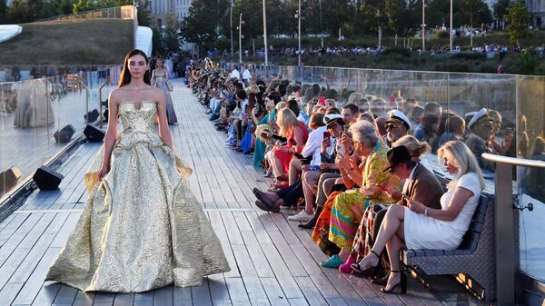 Модель демонстрирует одежду из новой коллекции дизайнера Валентина Юдашкина в рамках Московской недели моды в природно-ландшафтном парке Зарядье в Москве