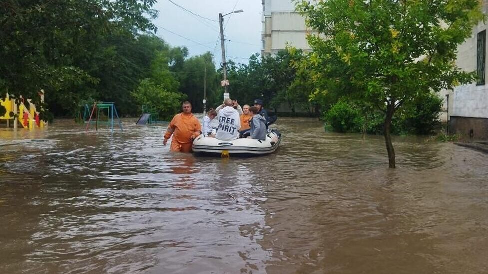 Сотрудники МЧС эвакуируют людей из подтопленных в результате ливней домов в Симферопольском районе Республики Крым - РИА Новости, 1920, 27.06.2022