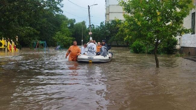 Сотрудники МЧС эвакуируют людей из подтопленных в результате ливней домов в Симферопольском районе Республики Крым