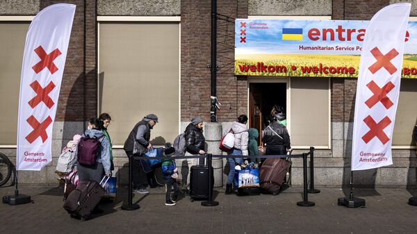 Граждане Украины в центральном пункте приема беженцев в Амстердаме