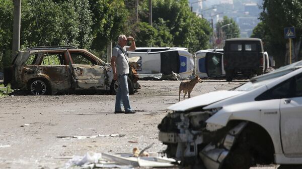 Уничтоженные автомобили на улице Лисичанска