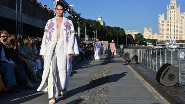 Модель демонстрирует одежду из новой коллекции дизайнера Алены Ахмадулиной в рамках Московской недели моды