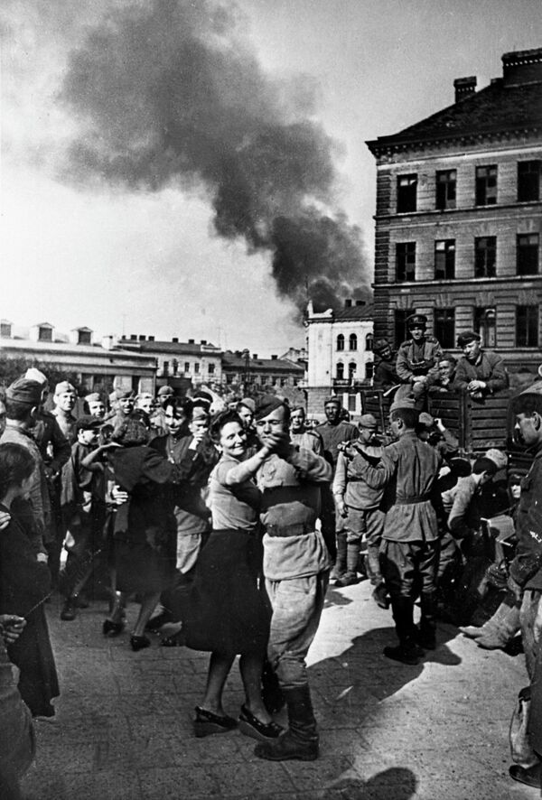 Июль 1944 года. Улицы Львова в первые дни после освобождения города от немецких войск.
