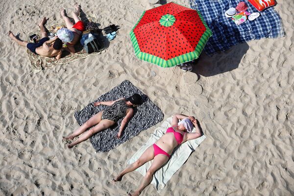 Отдыхающие на пляже в Зеленоградске Калининградской области