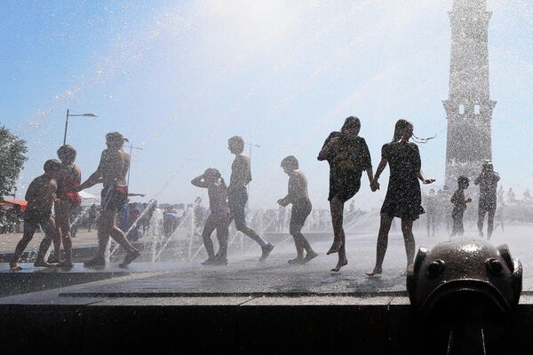 Дети играют в фонтане в Санкт-Петербурге