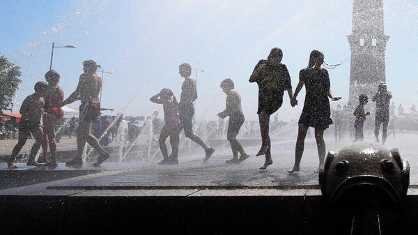 Дети играют в фонтане в Санкт-Петербурге