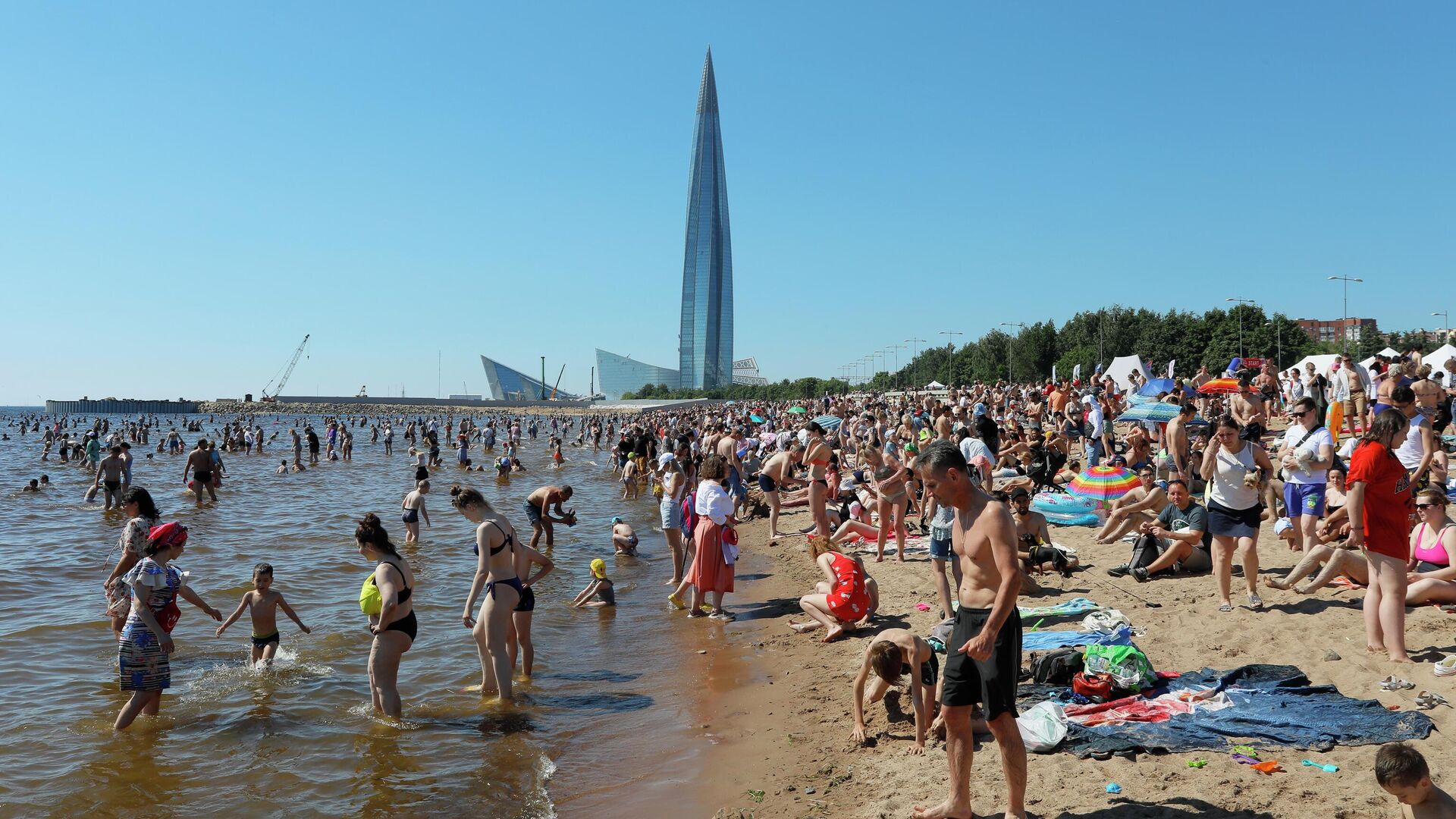 Люди отдыхают на пляже в Санкт-Петербурге - РИА Новости, 1920, 07.06.2024