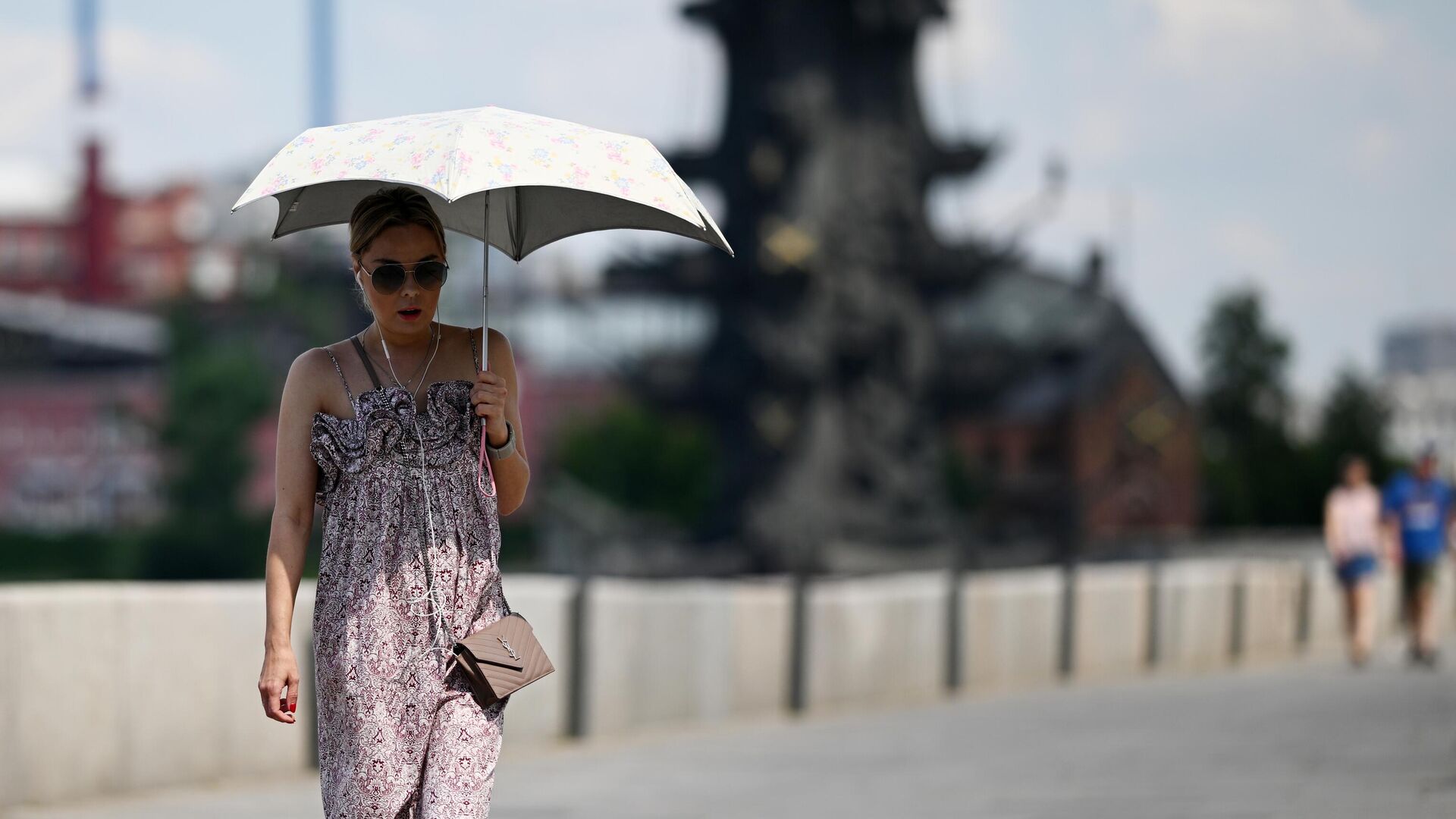 Девушка под зонтом в жаркую погоду в Москве - РИА Новости, 1920, 30.06.2022