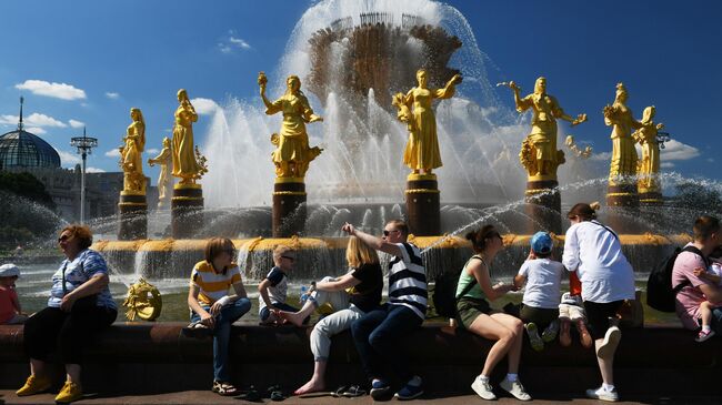 Люди возле фонтана Дружба народов на ВДНХ в Москве