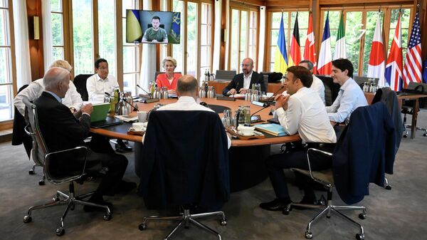 Президент Украины Владимир Зеленский выступает по видеосвязи перед лидерами G7