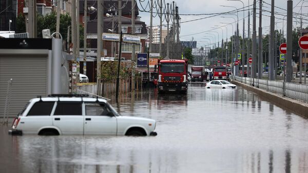 Автомобили на затопленной после ночного ливня улице в Краснодаре