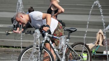 Мужчина у Сухого фонтана в Парке искусств Музеон в жаркую погоду в Москве Мужчина у Сухого фонтана в Парке искусств Музеон в жаркую погоду в Москве