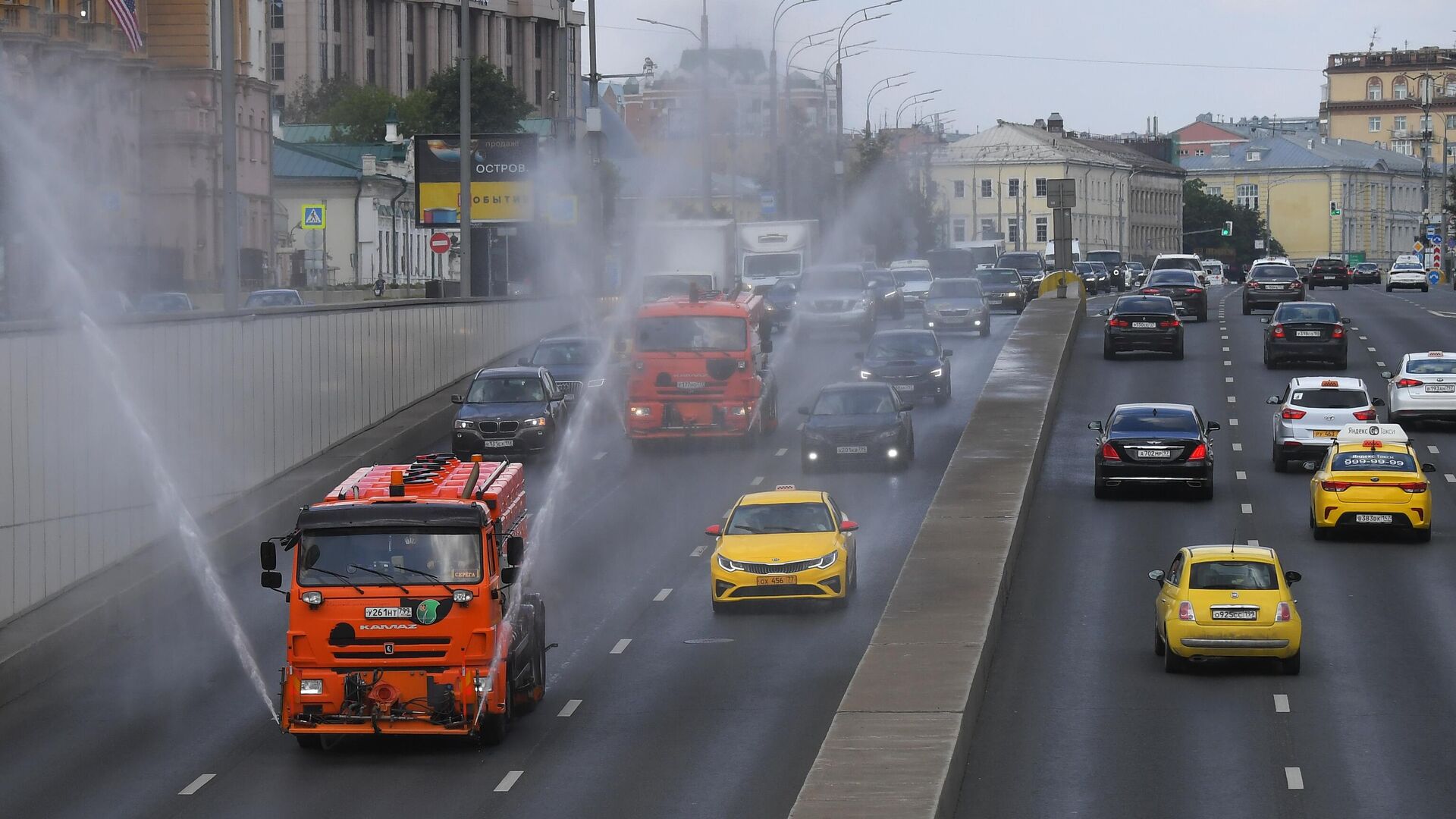 Автомобили коммунальной службы производят аэрацию проезжей части дороги на Новинском бульваре в Москве - РИА Новости, 1920, 09.07.2024