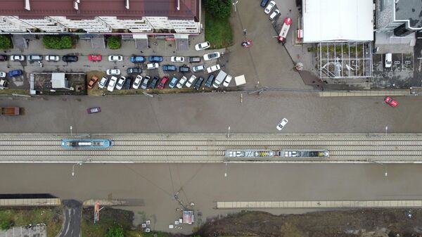 Затопленная после ночного ливня улица в Краснодаре