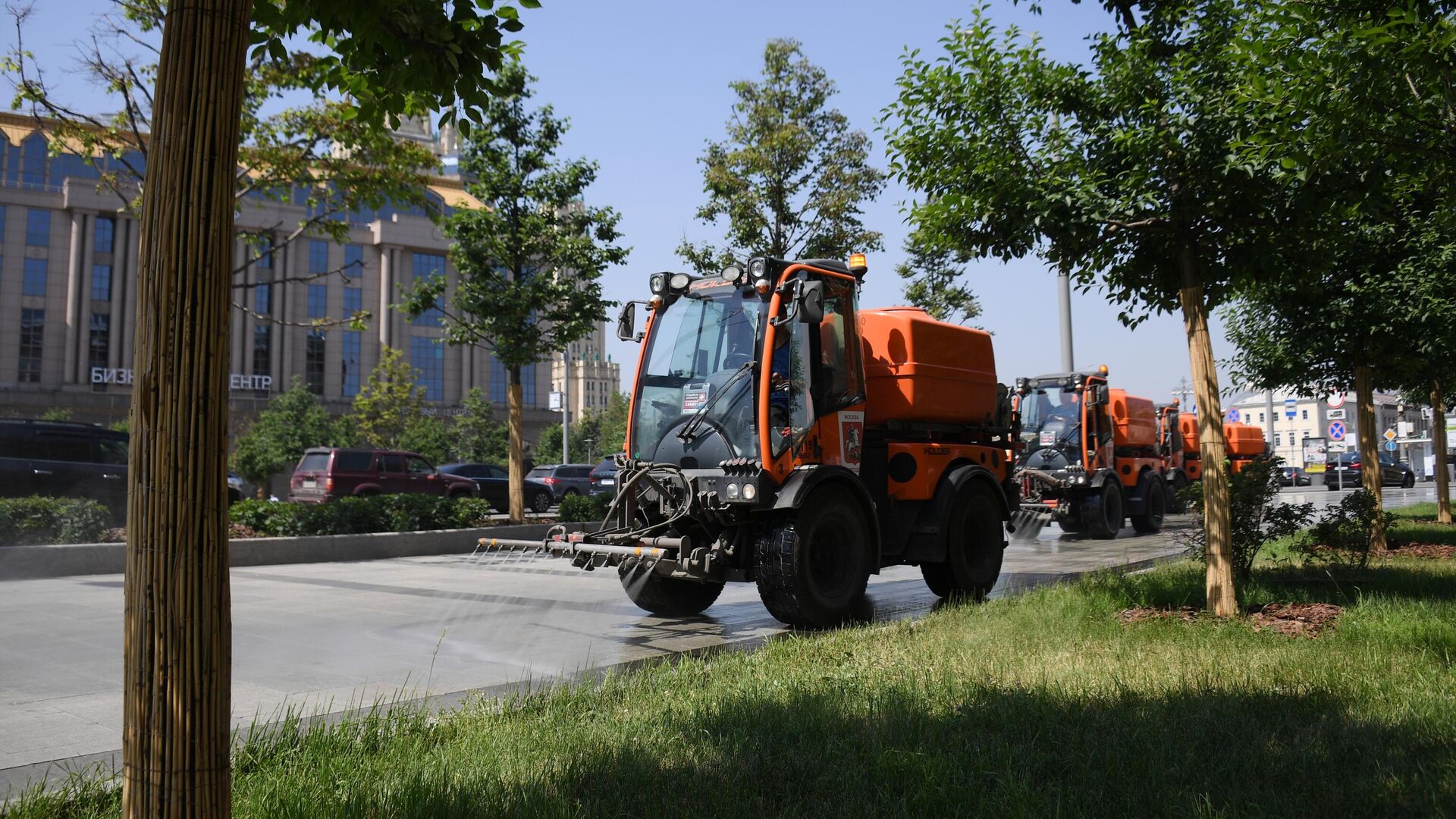 Автомобили коммунальных служб во время полива проезжей части дорог на улице Новинский бульвар в Москве - РИА Новости, 1920, 23.08.2022