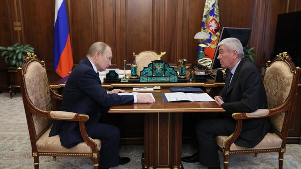 Президент России Владимир Путин и директор Федеральной службы по финансовому мониторингу Юрий Чиханчин во время встречи