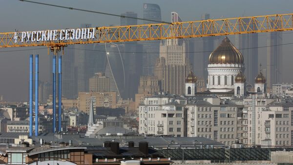 Вид на храм Христа Спасителя и здание Министерства иностранных дел РФ в Москве