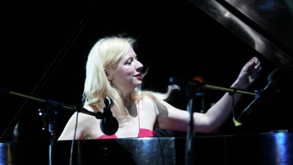 Пианистка Валентина Лисица выступает на концерте в городском парке имени Ленинского комсомола в Донецке
