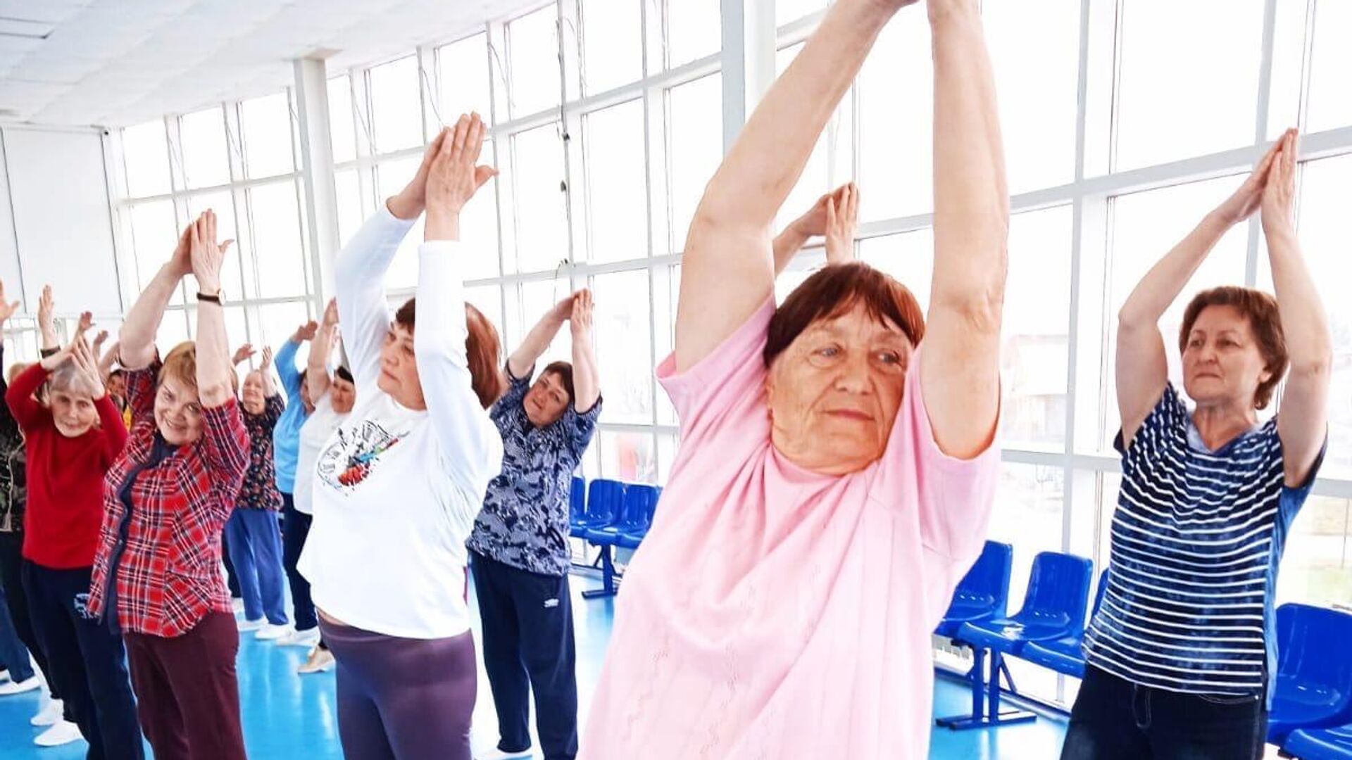 Упражнения для женщин после 50 лет: домашние тренировки и продление  молодости