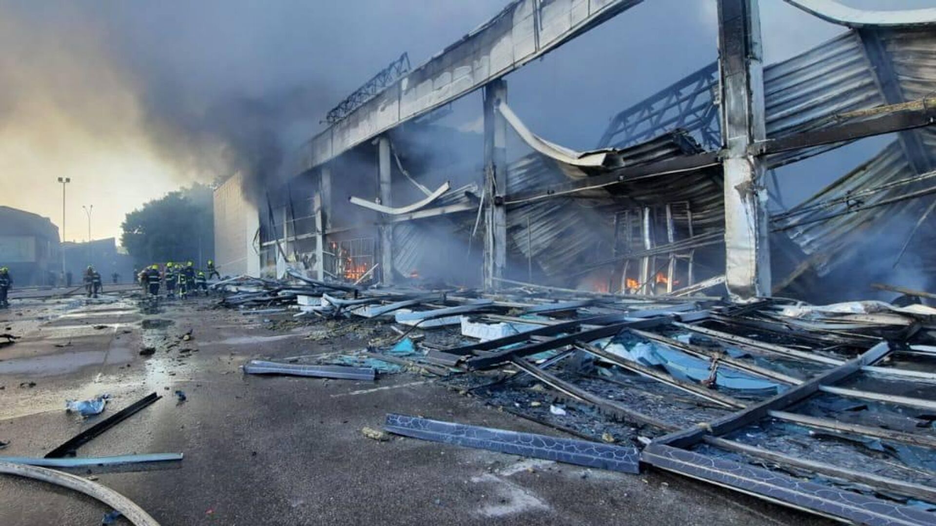 Ликвидация пожара в торговом центре в Кременчуге, Украина - РИА Новости, 1920, 28.06.2022