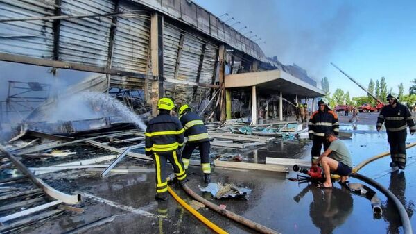 Ликвидация пожара в Кременчуге, Украина. Архивное фото