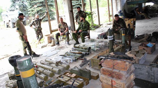 Бойцы чеченского отряда Ахмат на складе с трофейным оружием