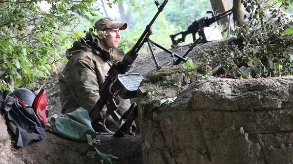 Боец чеченского отряда Ахмат во время вылазки на территорию вблизи Лисичанска, контролируемую украинскими войсками