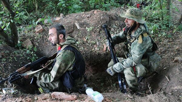Бойцы чеченского отряда Ахмат во время вылазки на территорию вблизи Лисичанска, контролируемую украинскими войсками