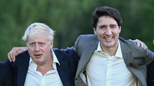 Премьер-министр Великобритании Борис Джонсон и премьер-министр Канады Джастин Трюдо позируют для групповой фотографии на саммите G7
