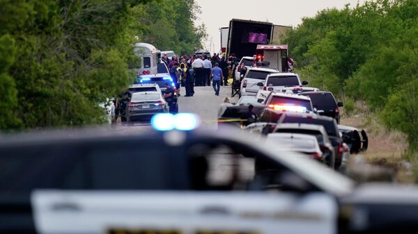 Полиция рядом с фурой, в которой были обнаружены тела мигрантов. Сан Антонио, Техас
