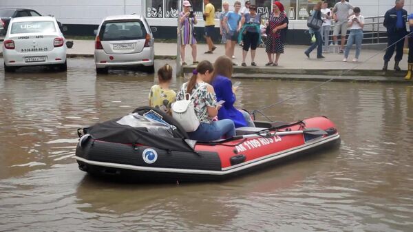 Через дорогу на лодках, или Последствия проливных дождей в Краснодаре