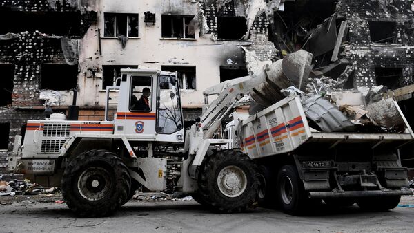 Техника МЧС РФ во время разбора завалов на Харлампиевской улице в Мариуполе