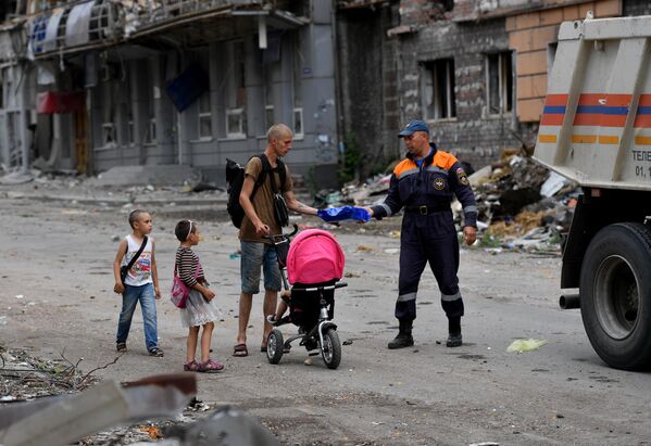 Сотрудник МЧС РФ во время разбора завалов на Харлампиевской улице в Мариуполе
