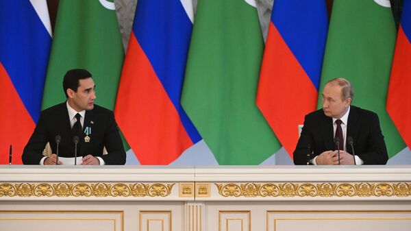 Президент РФ Владимир Путин и президент Туркменистана Сердар Бердымухамедов (слева) во время встречи в Москве