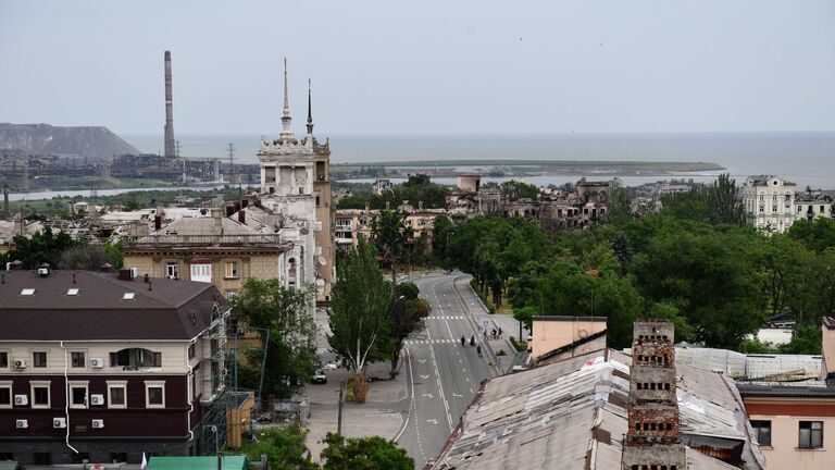 Вид с водонапорной башни на Соборную улицу в Мариуполе. На дальнем плане - территория металлургического комбината Азовсталь