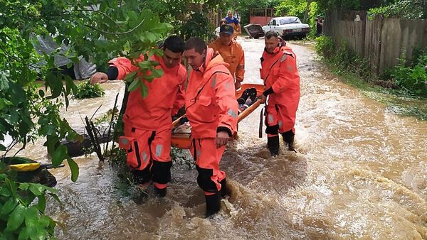 Сотрудники МЧС эвакуируют людей из подтопленных в результате ливней домов в Симферопольском районе Республики Крым