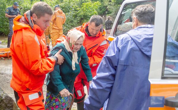Сотрудники МЧС эвакуируют людей из подтопленных в результате ливней домов в Симферопольском районе Республики Крым