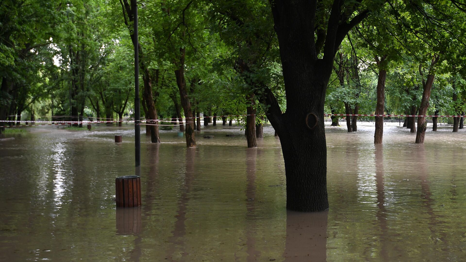 Подтопленная территория в парковой зоне Симферополя после прошедших сильных дождей - РИА Новости, 1920, 28.06.2022