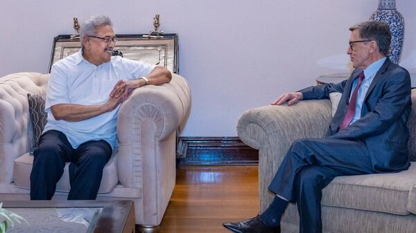 Президент Шри-Ланки Готабайя Раджапакса и чрезвычайный и полномочный посол Российской Федерации в Шри-Ланке Юрий Материй во время встречи