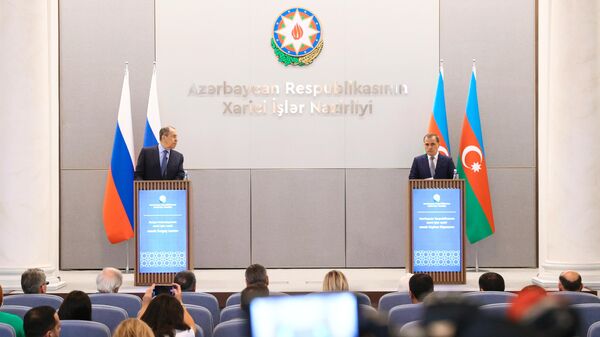 Министр иностранных дел РФ Сергей Лавров и министр иностранных дел Азербайджана Джейхун Байрамов во время пресс-конференции по итогам встречи в Баку