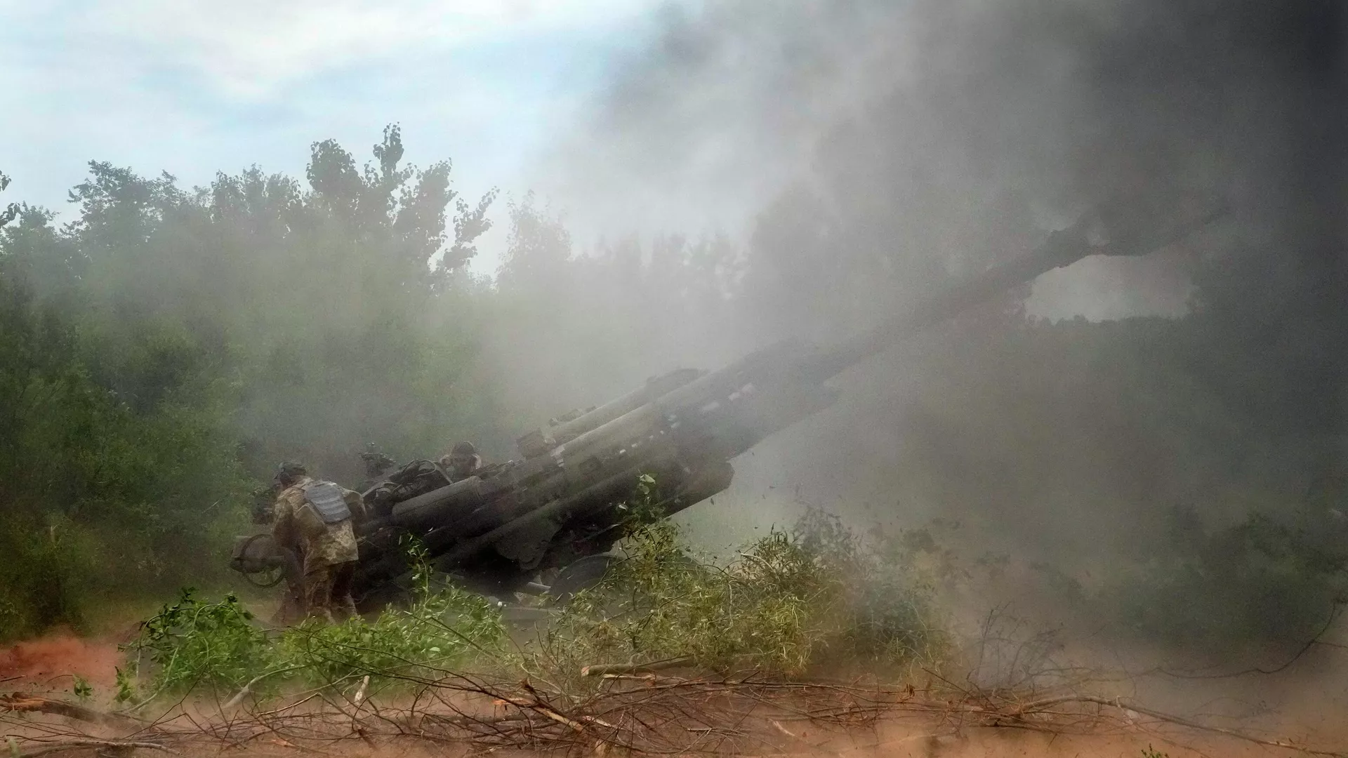 Ukrán katonák lövöldöznek az amerikai M777 tarackból a Donyeck régióban – RIA Novosti, 1920, 2022.08.05.