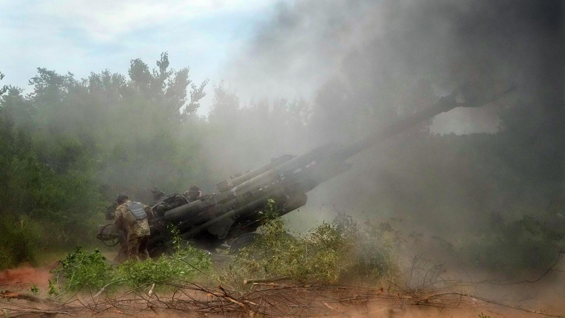 Украинские солдаты ведут обстрел из американской гаубицы М777 в Донецкой области - РИА Новости, 1920, 04.09.2022
