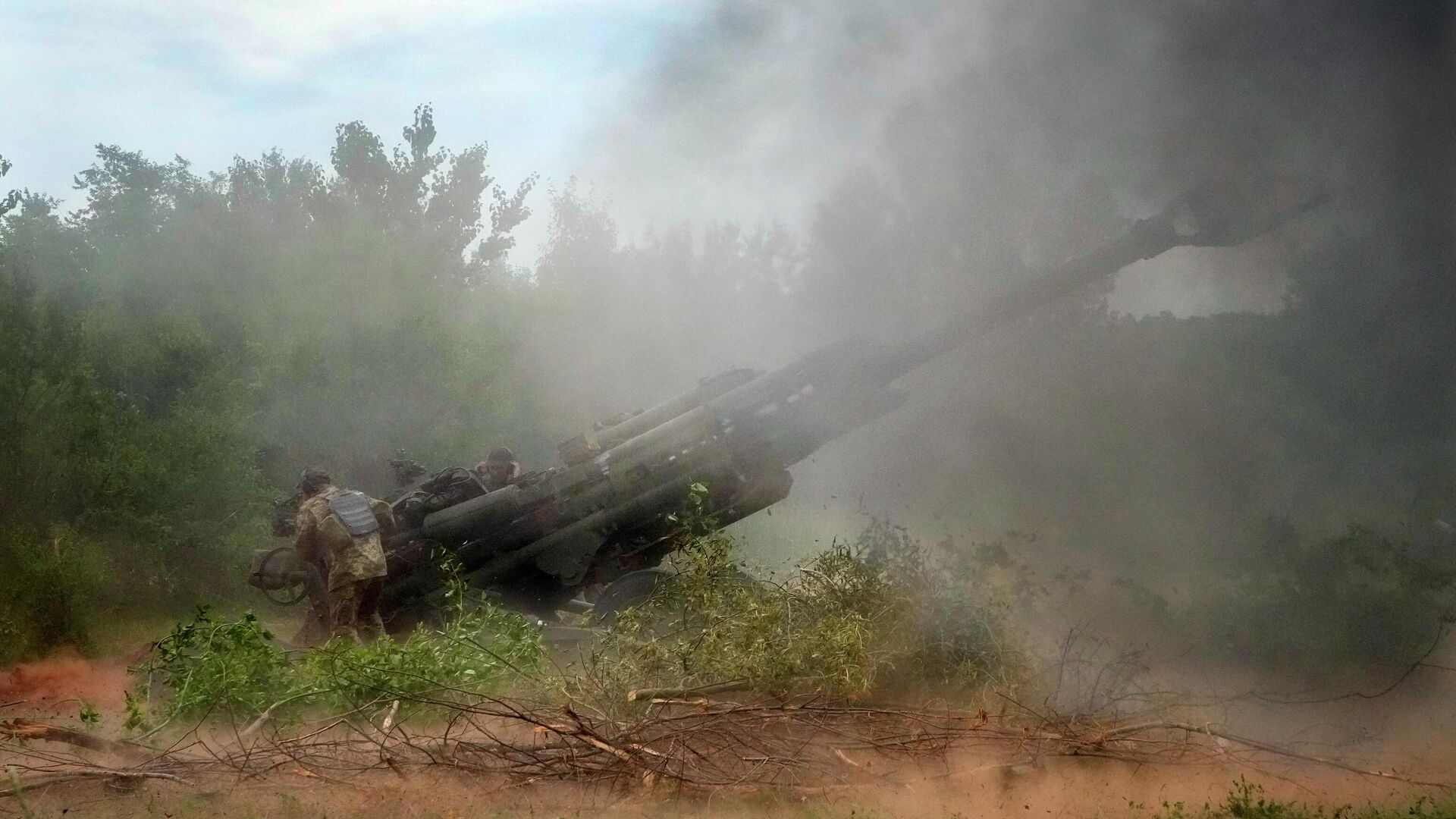 Украинские солдаты ведут обстрел из американской гаубицы М777 в Донбассе - РИА Новости, 1920, 07.07.2022