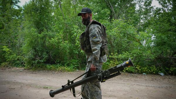Украинский солдат с поставленным США ПЗРК Stinger в Донецкой области