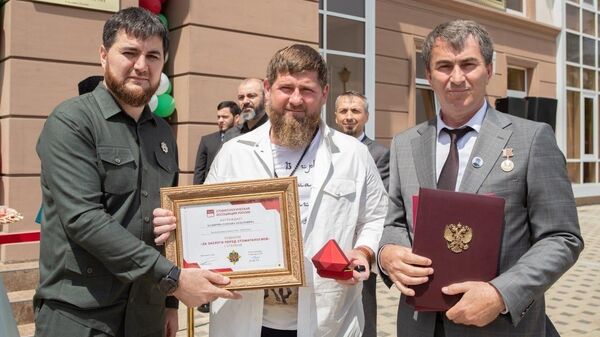 Глава Чеченской Республики Рамзан Кадыров во время награждения орденом За заслуги перед стоматологией