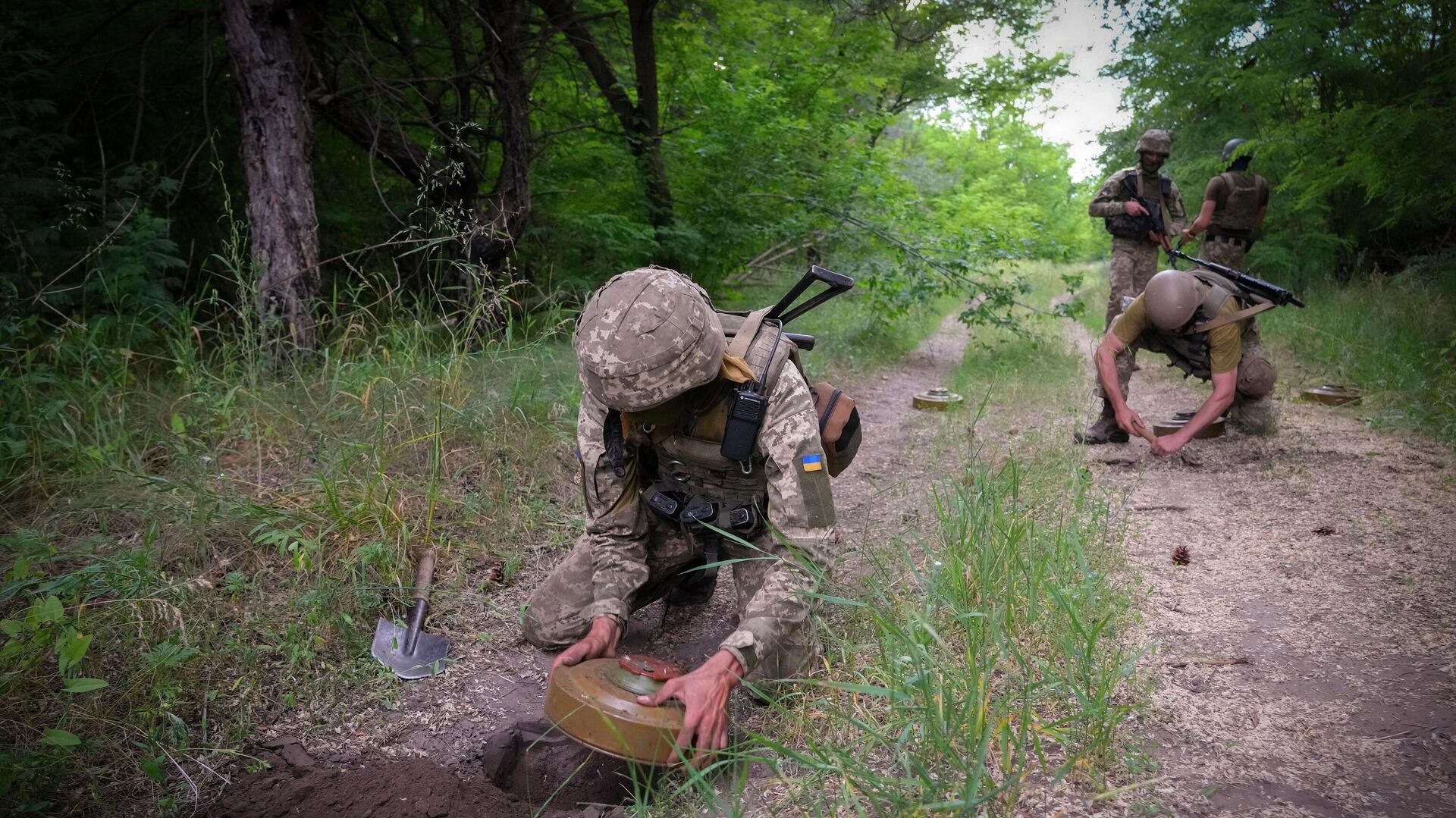 Солдаты спецподразделения Украины закладывают противотанковые мины - РИА Новости, 1920, 11.07.2022