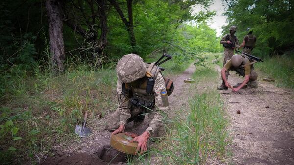 Солдаты спецподразделения Украины закладывают противотанковые мины в Донецкой области