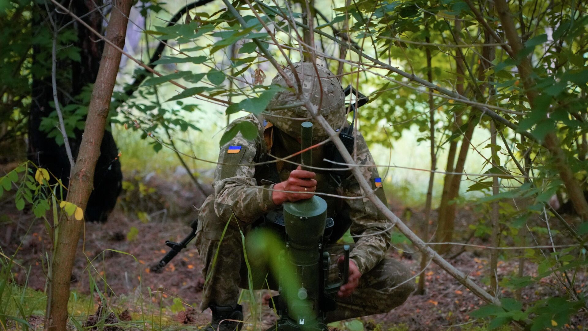 Солдат спецподразделения Украины устанавливает немецкую противотанковую мину направленного действия DM22 в Донецкой области - РИА Новости, 1920, 29.06.2022